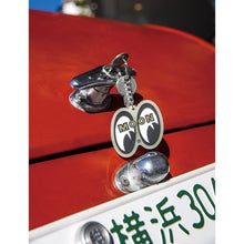 Load image into Gallery viewer, MOONEYES EYEBALL KEYRING GLOW IN THE DARK