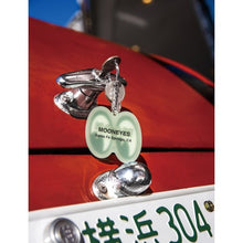 Load image into Gallery viewer, MOONEYES EYEBALL KEYRING GLOW IN THE DARK